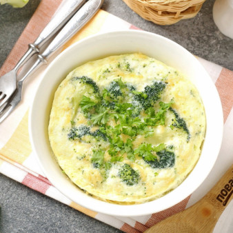 Омлет с брокколи в микроволновке