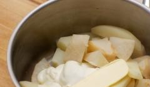 1. Этап. Пюре из сельдерея: Отвар сливаем (оставляем самую малость), добавляем в кастрюльку сметану и масло.