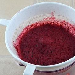 1. Этап. Морс из черной смородины: Полученную смесь процеживаем через сито или дуршлаг.