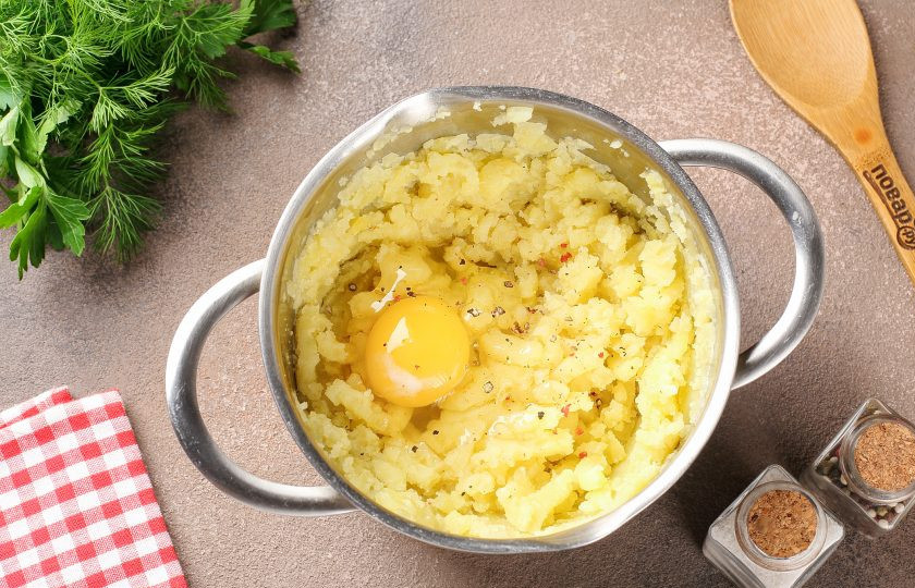 1. Этап. Картофельные пирожки с грибами: Дайте немного остыть, затем добавьте одно яйцо, соль и перец по вкусу.