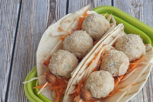 1. Этап. Фрикадельки с овощами и сыром: А сверху фрикадельки поменьше, соединенные шпажкой. Это был первый вариант подачи.