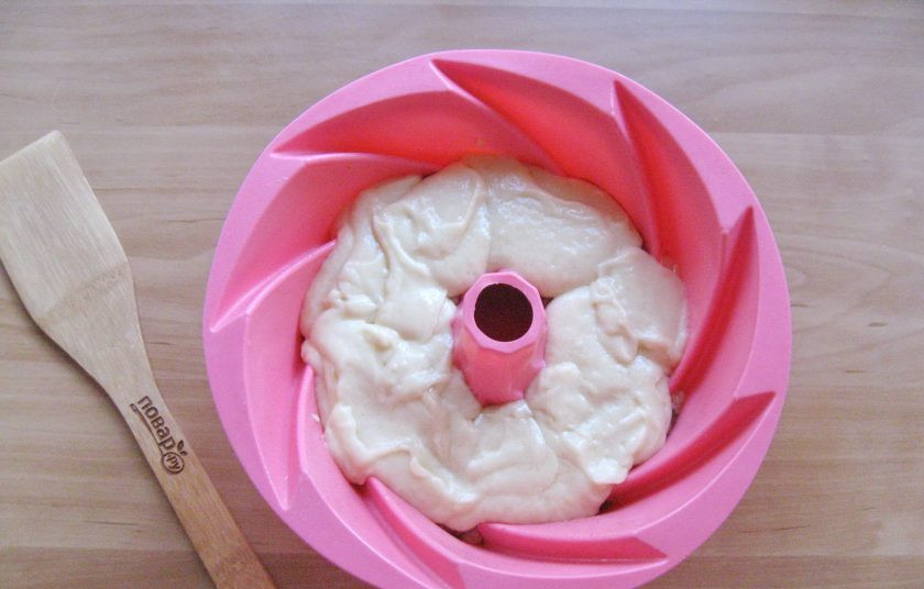 1. Этап. Кекс на кефире с корицей: Сверху выложите вторую часть теста.