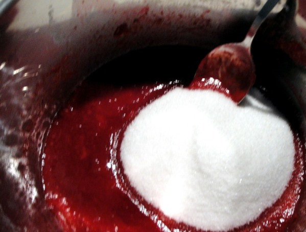 1. Этап. Домашний мармелад: Добавьте в протертую массу сахар и варите до уваривания в два раза.