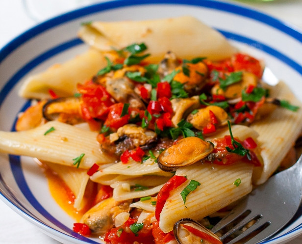 1. Этап. Легкий романтический ужин для двоих: Макароны выложите на тарелки, а сверху полейте соусом. Или можно отправить макароны к мидиям и смешать с соусом перед подачей. Присыпьте тарелку измельченной зеленью.