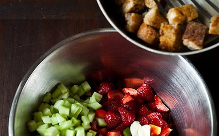 1. Этап. Клубничный гаспачо: Все овощи и фрукты складываем в одну миску, добавляем обжаренный хлеб.