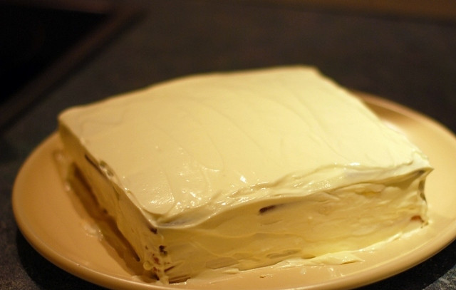 1. Этап. Творожный торт из печенья: Обмажьте со всех сторон сметанным кремом.