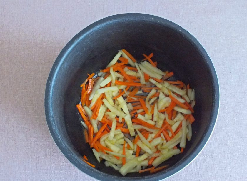 1. Этап. Фунчоза в мультиварке: Добавьте кабачки к моркови. Перемешайте. Продолжайте обжаривать 3-4 минуты.