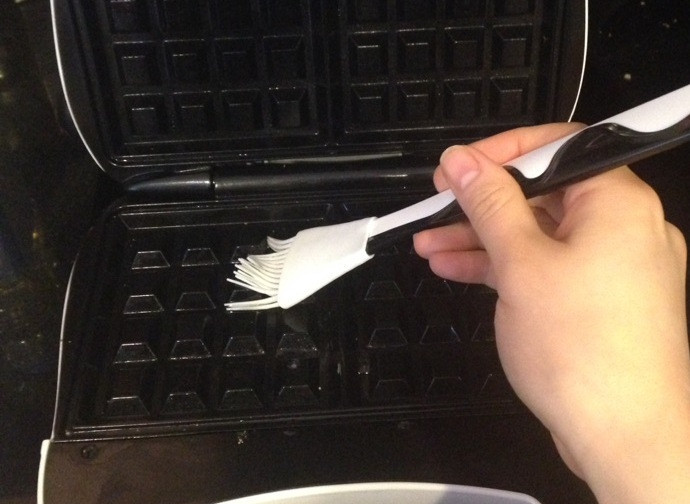 1. Этап. Нутовые вафли: 2. Смажьте форму для вафель маслом.