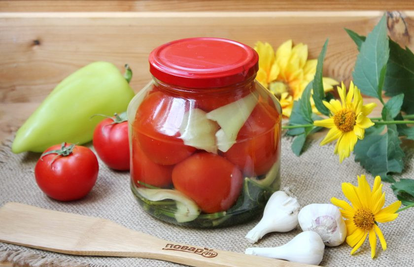 1. Этап. Помидоры с болгарским перцем на зиму: После того, как вы зальете помидоры с перцем в третий раз, закатайте банки крышками. Переверните верх дном и накройте пледом или одеялом. Держите так до полного остывания банок. Храните консервацию в прохладном месте.