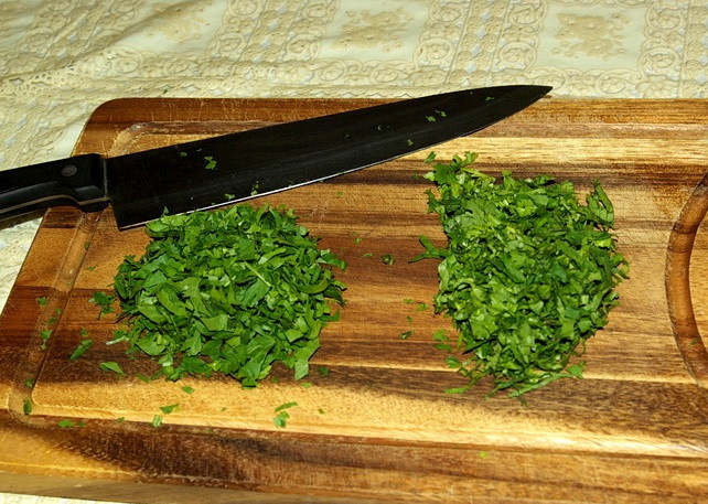 1. Этап. Чанахи из баранины: Промываем и нарезаем мелко свежую зелень.
