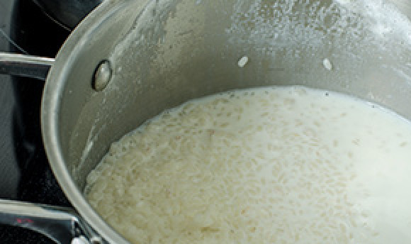 1. Этап. Запеканка из риса: 3. Далее отправить рис в кипящее молоко и продолжать томить на малом огне.