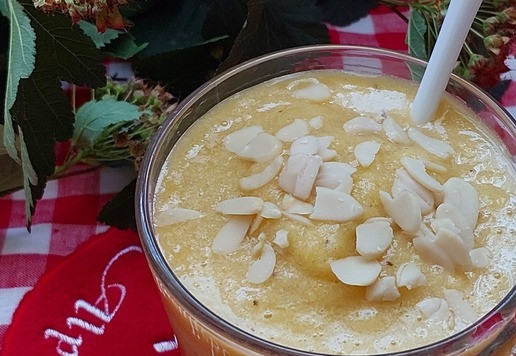 1. Этап. Смузи-сорбет с облепихой, тыквой и кабачком: При подаче можно по желанию присыпать орешками. У меня арахисовые хлопья. Употреблять нужно сразу, так как в растаявшем виде это просто смузи