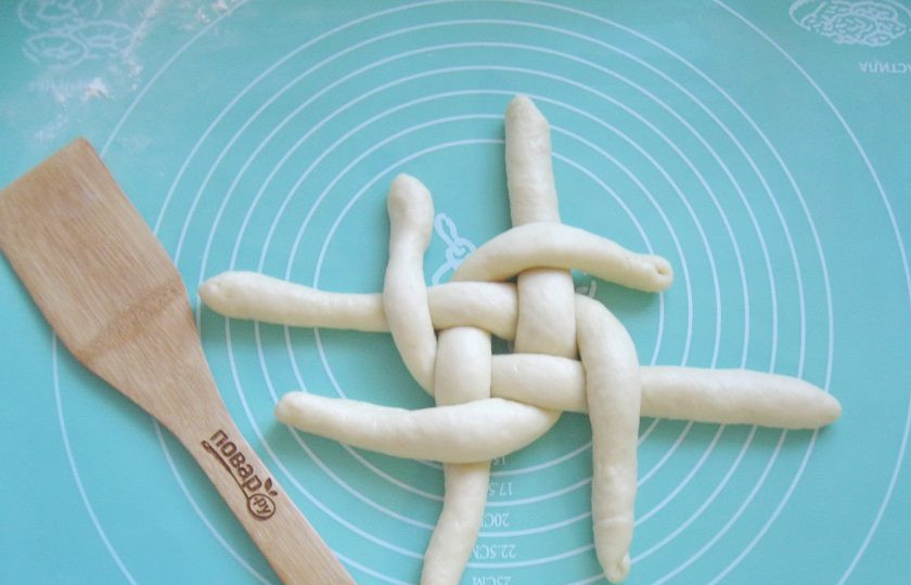 1. Этап. Плетеная булка: Затем каждый крайний жгут поворачиваем в одну сторону на 90 градусов и так 4 жгута.