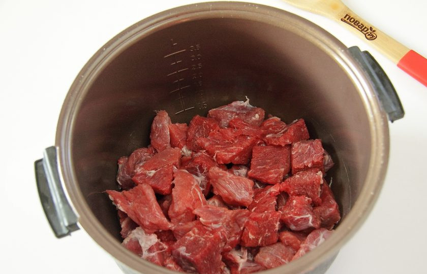 1. Этап. Говядина с морковью в мультиварке: Нарежьте мясо небольшими кусочками и сложите в чашу мультиварки. Добавьте масло.