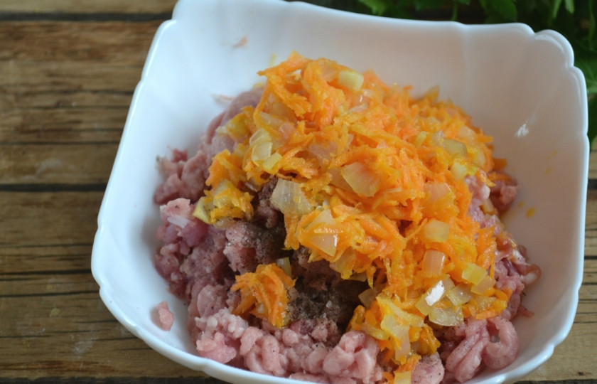 1. Этап. Голубцы, фаршированные мясом и рисом: Спассеруйте лук в растительном масле и добавьте к заранее подготовленному фаршу.