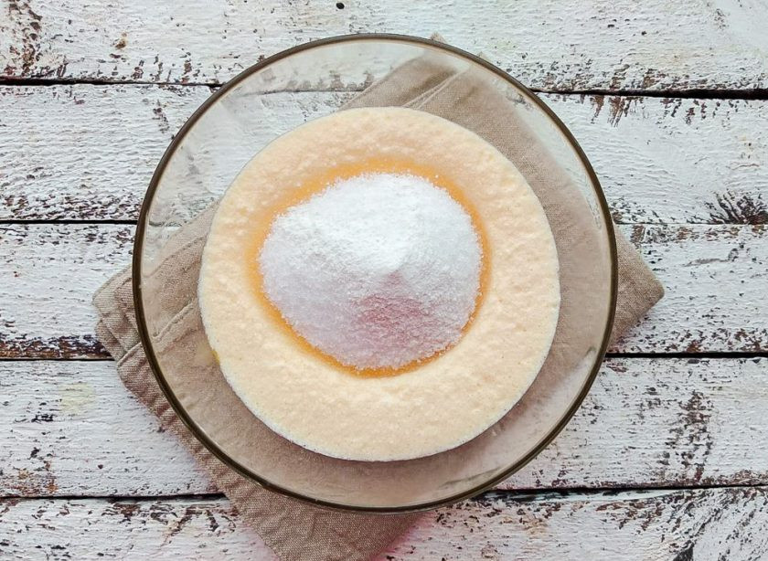 1. Этап. Двухцветные кексы: Добавьте сахар и хорошо перемешайте.