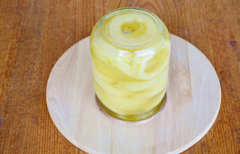 1. Этап. Кабачки в ананасовом соке на зиму: Влейте кипящий сок в банку, закатайте и оставьте вверх дном до полного остывания.