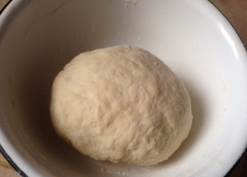 1. Этап. Булочки с медом: Тесто должно получиться мягким и хорошо отлипать от рук, поэтому муки может понадобиться чуть больше. Накрываем тесто полотенцем, ставим его в теплое место минут на 30-40.