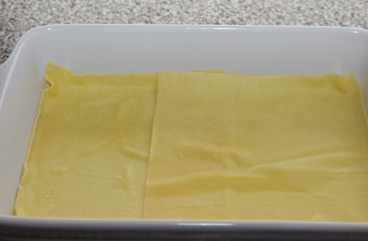 1. Этап. Лазанья с фаршем и овощами: 9. Теперь можно собирать наше блюдо. На дно жаропрочной формы выложите листы лазаньи. Если на упаковке не написано другое, то класть их надо сухими.