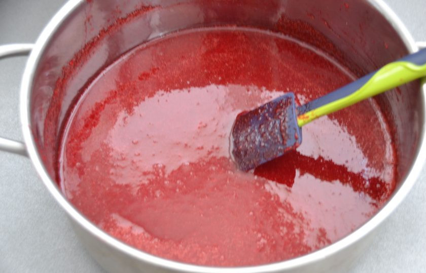 1. Этап. Кизил протертый с сахаром: Время от времени перемешивайте ягодно-сахарную массу, чтобы сахар растворился.