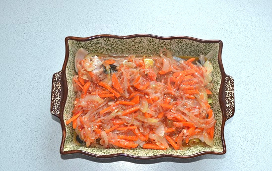 1. Этап. Толстолобик в томатном соусе: Через пару минут выложите соус сверху рыбки и отправьте форму в разогретую до 200 градусов духовку.