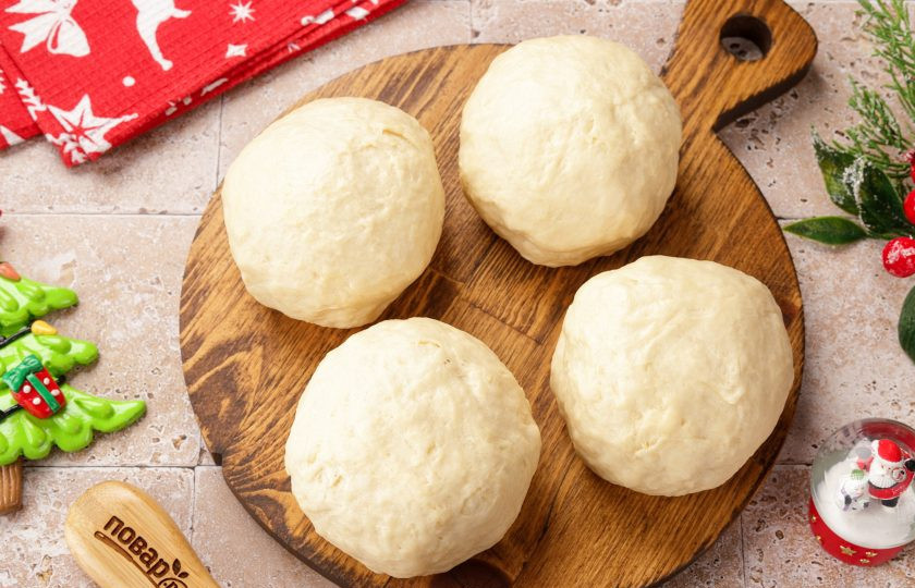 1. Этап. Новогодний торт Зеленая Змея: Песочное тесто от рук нагревается, поэтому, чтобы было удобнее его натирать на тёрке, разделите тесто на части и поместите в морозильную камеру, примерно на час.