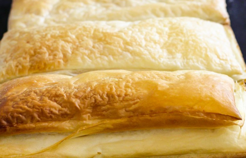 1. Этап. Ленивый Наполеон из слоеного теста: Затем извлеките их из духовки и дайте остыть около 10 минут.