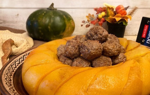 1. Этап. Запеканка из рисовой поленты с фаршем: Готовую запеканку выложите на блюдо, сверху разложите фрикадельки. Приятного вам аппетита!