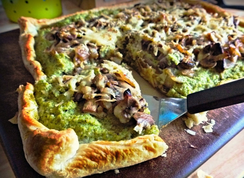 1. Этап. Слоеный пирог с брокколи и грибами: Готовый слоеный пирог с брокколи и грибами подавать можете со сметаной. Приятного аппетита!