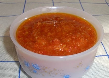 1. Этап. Аджика с хреном: Измельченную овощную смесь переложить из блендера в миску. Добавить мелко нарезанный чеснок и натертый хрен. Перемешать. Добавить соль и уксус. Хорошо перемешать.