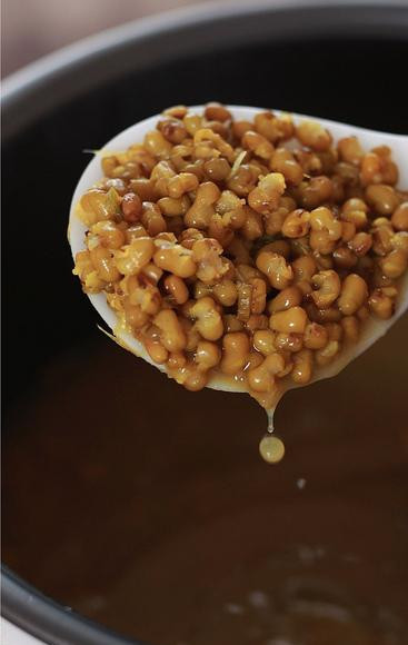 1. Этап. Суп из маша со специями: Воду выливаем в кастрюлю и ставим на огонь. После того, как вода закипела, кладем в кастрюлю перец, куркуму, имбирь и маш. Варим 40 минут. Через это время маш должен выглядеть примерно вот таким образом.