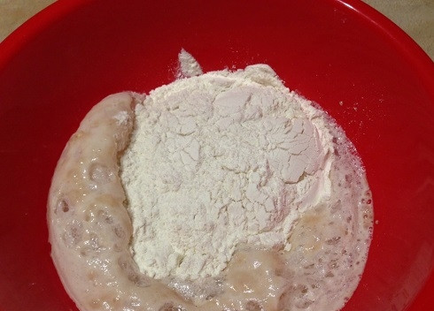 1. Этап. Дрожжевые пирожки с картофельной начинкой: Минут через 10 дрожжи поднимутся пенной шапкой. Добавляем к дрожжевому раствору соль, растительное масло и муку.