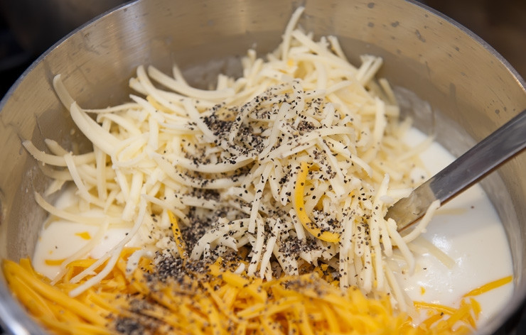 1. Этап. Макаронная запеканка: Добавляем тертый сыр и черный молотый перец.