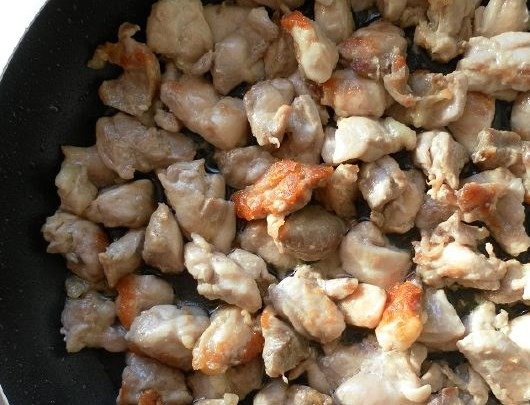 1. Этап. Картошка с курицей и шампиньонами: Обжариваем курицу.