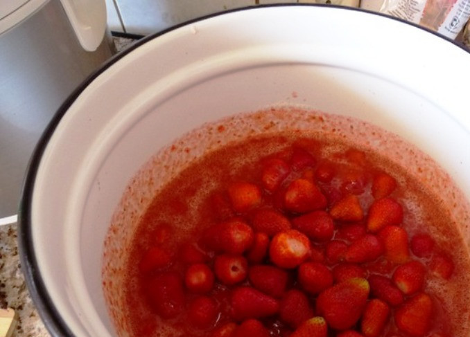 1. Этап. Клубничное варенье с желатином: Затем добавьте остальную клубнику и желатин. Доведите до кипения и выключите. Через час снова доведите до кипения, добавьте остальной сахар, проварите 5-7 минут и закупорьте в банки.