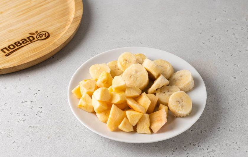 1. Этап. Смузи с яблоком и шпинатом: Яблоко помойте, очистите от кожуры, удалите сердцевину и нарежьте небольшими ломтиками. Замороженный банан нарежьте кружочками.