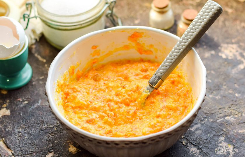 1. Этап. Морковные котлеты с изюмом: Перемешайте хорошо все, дайте постоять 15 минут.