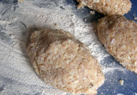 1. Этап. Гречневые зразы с творогом: 5. Творожную начинку кладем в середину каждой лепешки и формируем зразы. Надо сказать, что для этого требуется определенная сноровка, особенно при жидкой начинке.