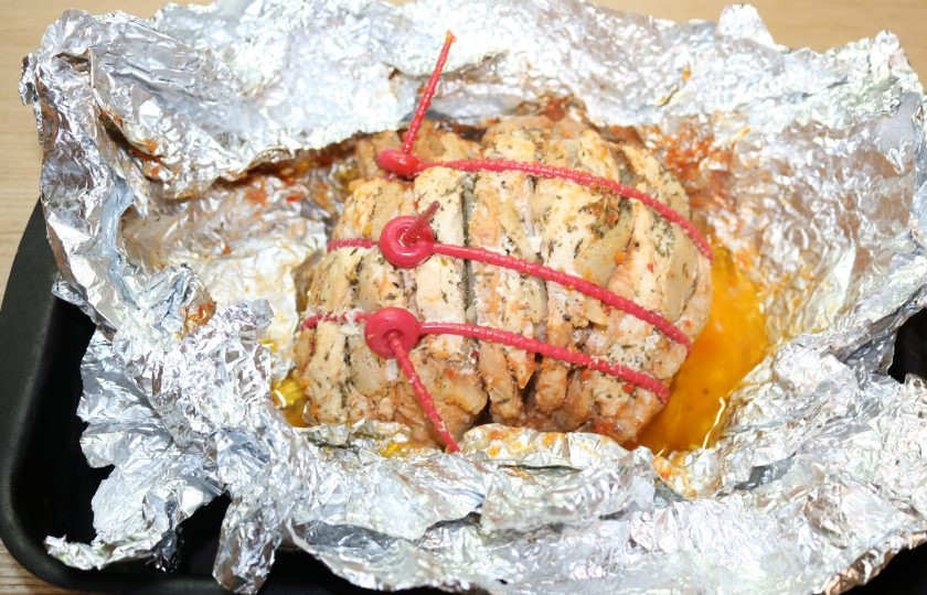 1. Этап. Мясо, запечённое гармошкой: Раскройте фольгу и запекайте до румяной корочки ещё 15-20 минут.