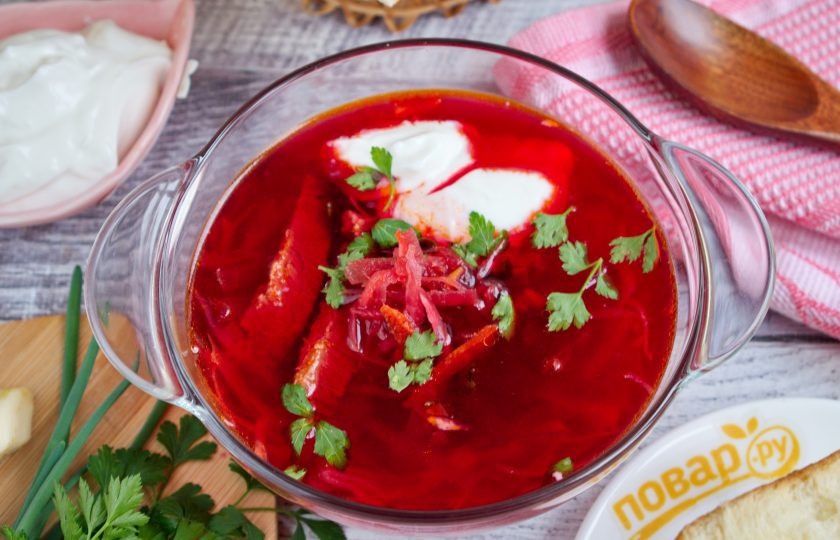 1. Этап. Борщ без картошки: Борщ без картошки подавайте со свежей зеленью, чесноком и сметаной. Приятного аппетита!