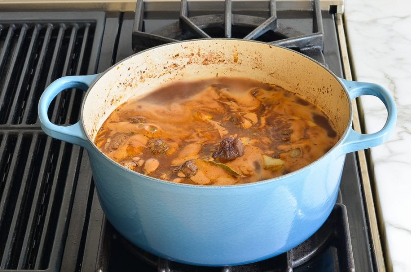 1. Этап. Жаркое из говядины с овощами: 9. Доведите до кипения, уберите огонь до минимума и томите под крышкой пару часов. Можно отправить также в духовку.