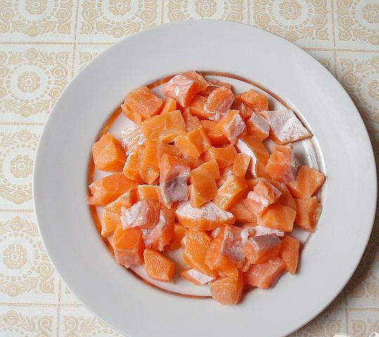 1. Этап. Суп из семги с зеленым горошком: 2. Очищаем от кожи семгу, косточки удаляем, нарезаем не очень большими кусочками. Для приготовления этого супа можно использовать обрезь семги. Обрезь вполне подойдет для приготовления супа. А крупные куски рыбы лучше обжарить или запечь.