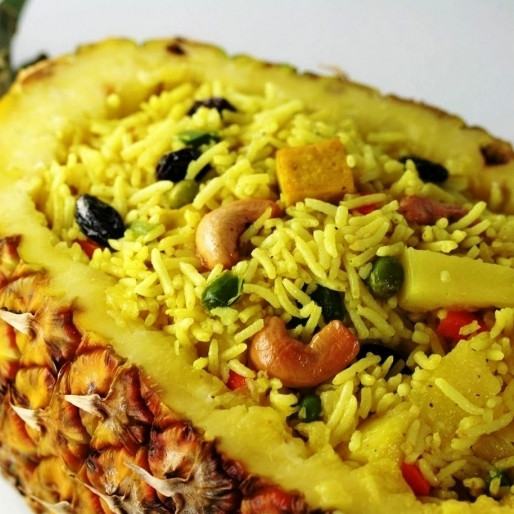 1. Этап. Рис с ананасом: Блюдо подаем в лодочках из ананаса. Приятного аппетита!