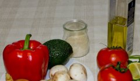 1. Этап. Вегетарианский салат с авокадо: Для приготовления салата вам понадобятся: авокадо среднего размера, три сырых шампиньона, небольшая луковица, зелень, половинка лайма, соевый соус и оливковое масло.