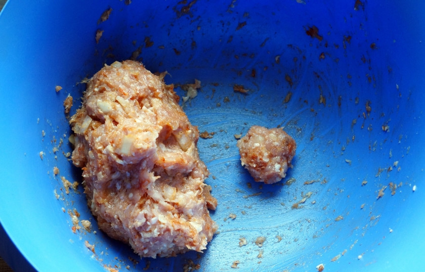 1. Этап. Суп с куриным фаршем: Туда же добавляем оставшийся лук, острый перец и мускатный орех. Следом фарш, всё хорошо перемешиваем.