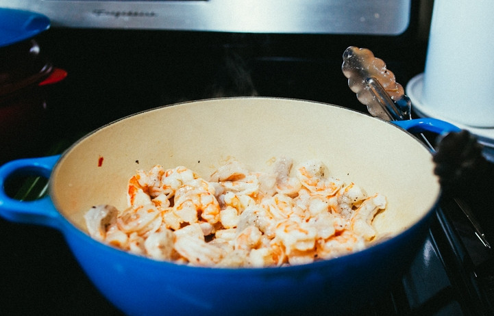 1. Этап. Салат с креветкой: Предварительно отварите креветки до готовности. Остудите и очистите. Затем разогрейте в сковороде масло и обжарьте креветки до легкой золотистости.