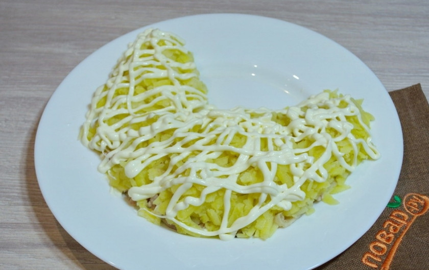 1. Этап. Салат Петух на Новый год: Смажьте майонезом.