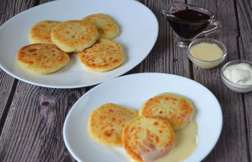 1. Этап. Сырники из рикотты: Подавайте сырники с чем нравится: со сметаной, вареньем, сгущенным молоком. Это очень вкусный и сытный завтрак. К тому же, такие сырники можно положить в 