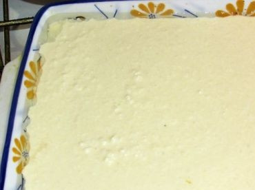 1. Этап. Запеканка из творога без манки: Форму для запекания смазываем растительным маслом, выкладываем-выливаем в неё получившуюся смесь.