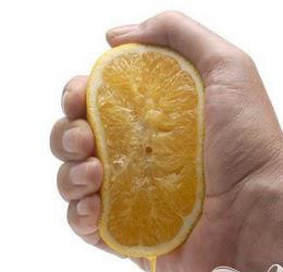 1. Этап. Холодный ягодный суп: 2. Выжмите свежий апельсиновый сок и смешайте его с медом до однородной массы.